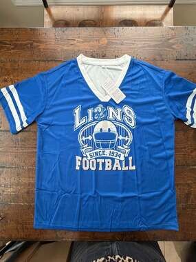 New Style Detroit Lions Football Graphic V-Neck T-Shirt Size L